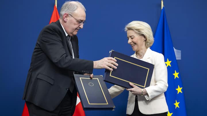 Guy Parmelin, président de la Confédération et Ursula von der Leyen, présidente de la Commission européenne, lors de la signature d’accords bilatéraux le 2 mars 2026 à Bruxelles.