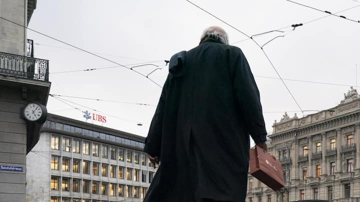 <p>Terminus à Zurich Paradeplatz : le nombre de banquiers au chômage augmente fortement.</p>