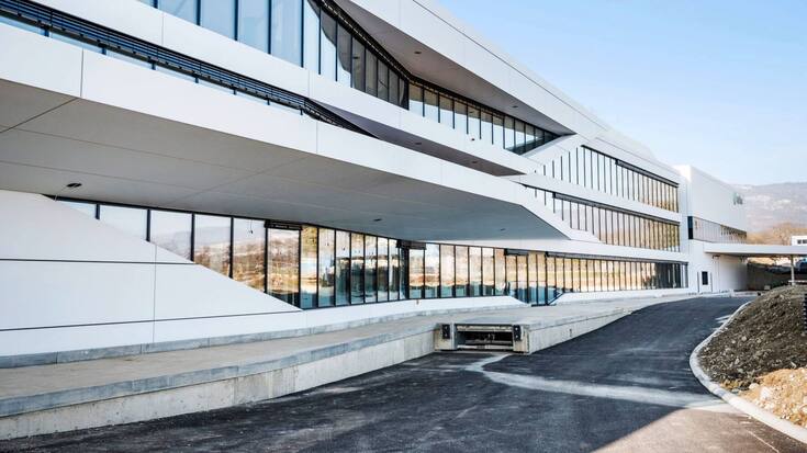 Cytiva a inauguré le 31 mai 2022, à Grens (VD), son nouveau site de production de 7400 m2, qui peut accueillir 250 salariés.