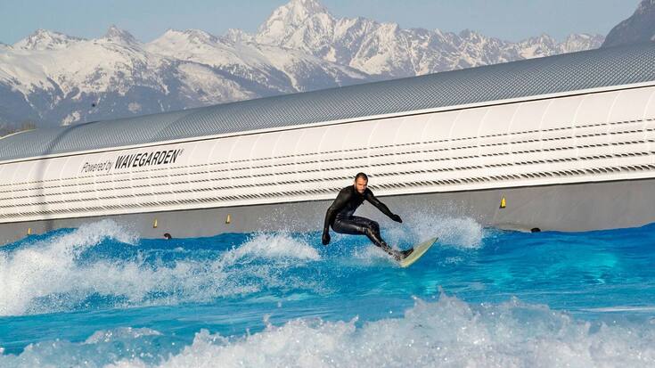 Alaïa Bay, Sion. Bassin de surf avec des vagues artificielles ici Adam Bonvin directeur du groupe Alaïa et  concepteur du centre de surf