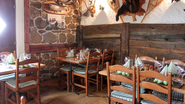 Cuisine du terroir valaisan, servie en terrasse ou en salle