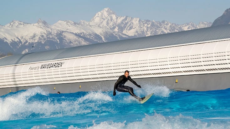 Alaïa Bay, Sion. Bassin de surf avec des vagues artificielles ici Adam Bonvin directeur du groupe Alaïa et  concepteur du centre de surf