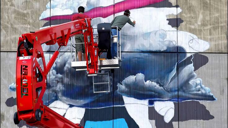 Ci-dessous, le duo d’artistes suisses Nevercrew réalise une fresque murale lors du Vision Art Festival de Crans-Montana en 2015.