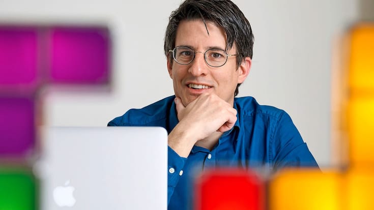 Johan Rochel a étudié  la philosophie et le droit.  Aujourd'hui, il fait un pont entre ces deux disciplines  en traitant de sujets tels  que la migration, la politique internationale ou l'innovation. 