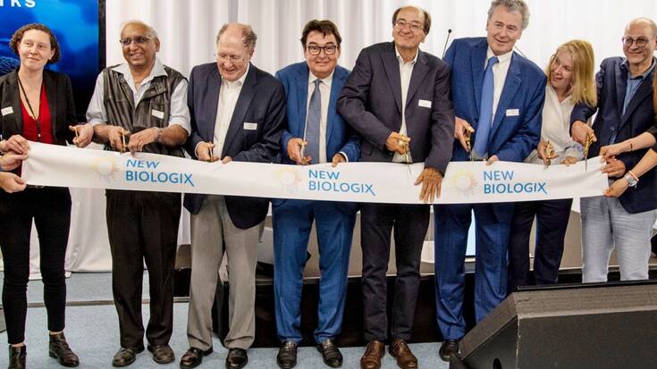Igor Fisch et Nicolas Mermod (au centre), avec notamment Gregory Winter, Prix Nobel de chimie, et Déborah Ley, COO de NewBiologix (à g.).