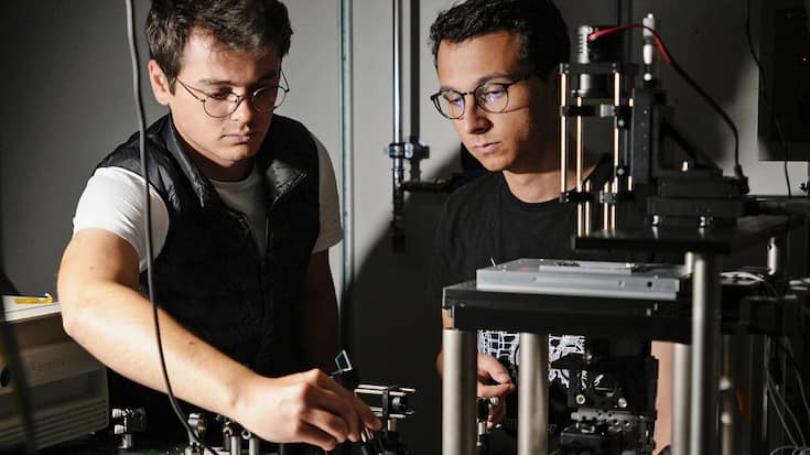 Marwan El Chazli (à droite), cofondateur de Myriad Optics. Avec son équipe, il finalise actuellement l’étude de faisabilité de sa solution.