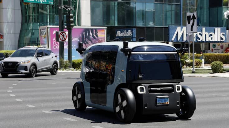 Un robotaxi autonome d’Amazon Zoox circule sur le Strip de Las Vegas.