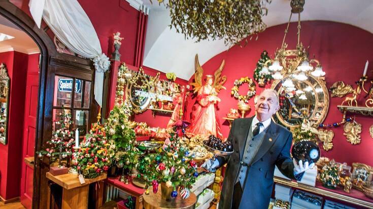 Antiquaire de formation, Johann Wanner s’est spécialisé dans les décorations de Noël artisanales à 23 ans.