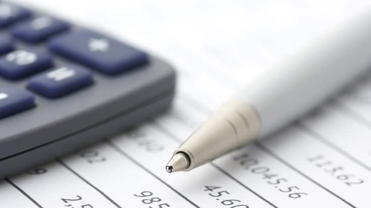 Close-up of silver pen and calculator on paper table numbers.; Shutterstock ID 53722618; purchase_order: CP; job: Articles service juridique; client: Articles service juridique; other: Articles service juridique