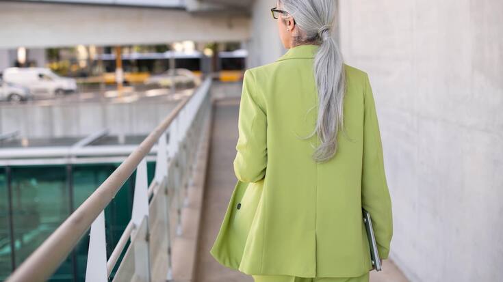 LPP femme de dos qui marche business