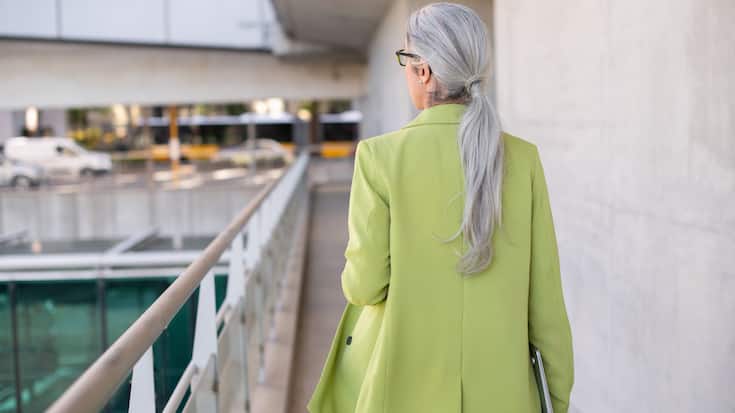 Femme de dos agée business qui marche