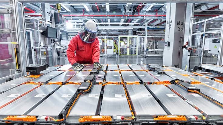 La demande en batterie explose: de 50 millions d’unités en 2025, le nombre de véhicules électriques en circulation dans le monde passera à 135 millions en 2030. 