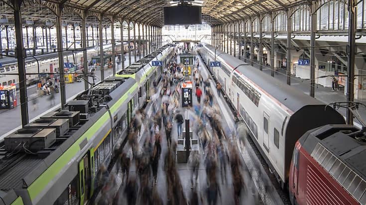 Le train, plus respectueux du climat, est souvent plus cher que l'avion lorsqu'on voyage en Europe, selon une étude de Greenpeace.