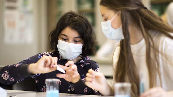 Les étrangers porteurs d'un diplôme suisse devraient plus facilement accéder au marché du travail, surtout dans les domaines MINT (mathématiques, informatique, science et technique).