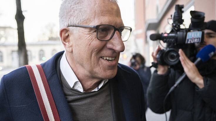 L'ancien patron de la banque Raiffeisen Pierin Vincenz risque une peine de six ans de prison. La défense réclame toutefois son acquittement, comme celui de tous les co-accusés. Elles estime les thèses du Ministère public "absurdes" et les qualifie d'"hypothèses sans preuves" (archives).