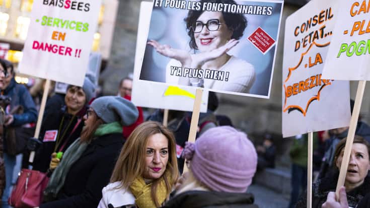 Présidente du gouvernement vaudois, Christelle Luisier a eu droit à plusieurs pancartes dans la foule.