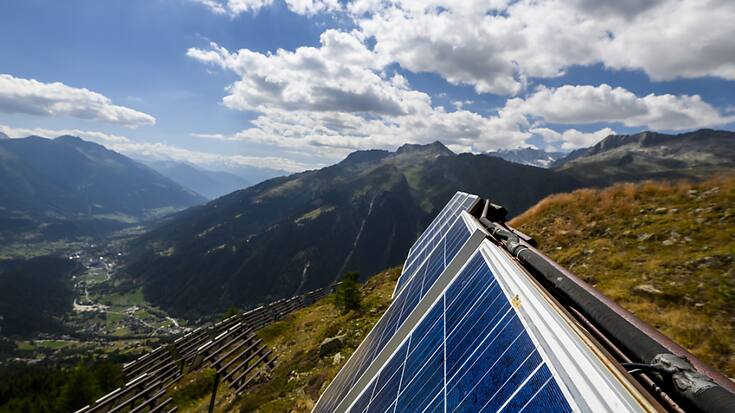 Le décret valaisan concernant la procédure d&#8217;autorisation de construire de grandes installations photovoltaïques va servir de base d'application cantonale de la loi fédérale sur l'énergie, modifiée fin septembre en urgence (archives).