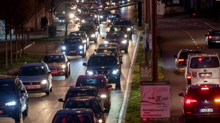 Le vote du texte a fait grincer des dents. Le PPE (droite), principale formation politique au Parlement européen, défendait une réduction des émissions de CO2 des véhicules neufs en 2030 de 90% plutôt que 100%, craignant une trop forte déstabilisation de la filière automobile.