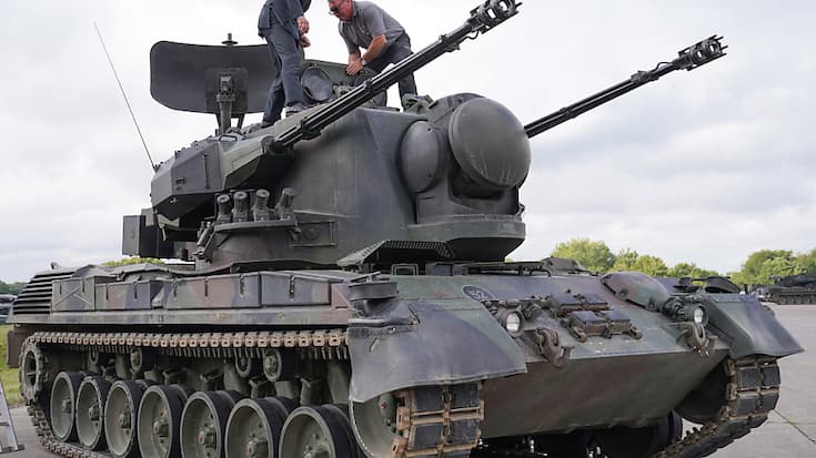 L'Allemagne voudrait que la Suisse lui permette de livrer des munitions pour les blindés Gepard (ici lors d'une visite d'instruction du chancelier Olaf Scholz).