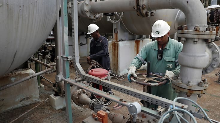 Outre un fardeau "significatif" sur les finances publiques, "ces dépenses font courir le risque de diminuer l'incitation à utiliser l'énergie efficacement ou à basculer vers des énergies propres", regrette l'AIE. Ici, une raffinerie à Cuba.