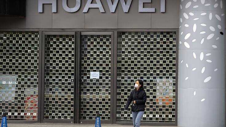 La décision de bannir Huawei avait été repoussée par le gouvernement canadien en raison des tensions diplomatiques entre Ottawa et Pékin à la suite de l'arrestation en 2018 de la directrice financière de Huawei, Meng Wanzhou.