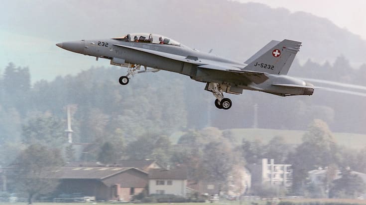 Deux F/A-18 de l'armée suisse ont assuré jeudi une opération de police aérienne. (Archive)