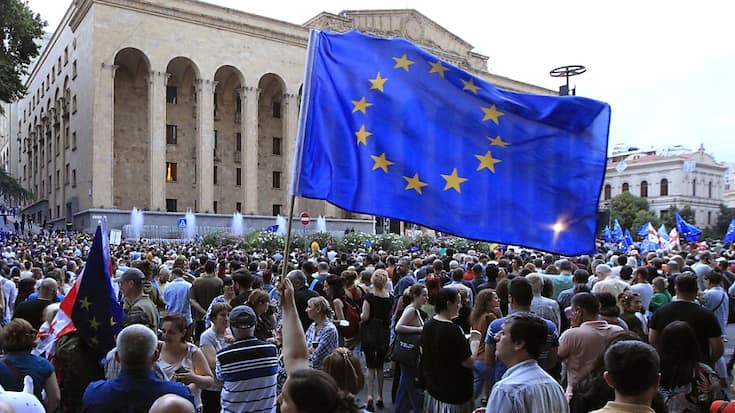 Des dizaines de milliers de personnes ont manifesté vendredi soir à Tbilissi, capitale de la Géorgie, pour l'adhésion à l'Union européenne.