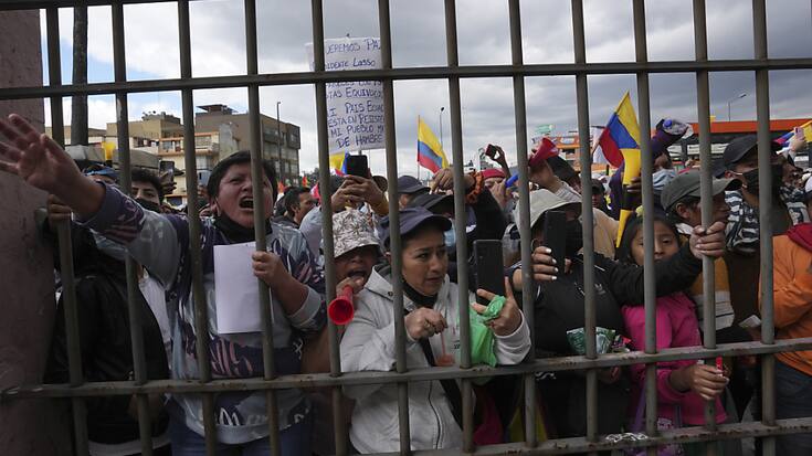 L'accord met en théorie fin à 18 jours de manifestations et blocages par les indigènes un peu partout dans le pays, et notamment au coeur de la capitale Quito, avec des épisodes de violences qui ont fait six morts et plus de 600 blessés.