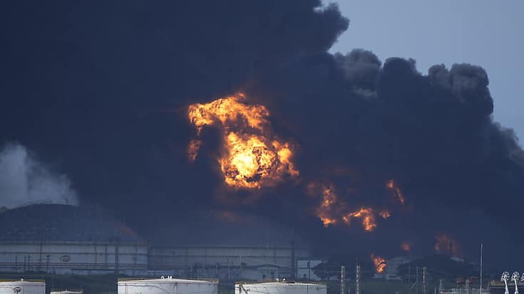 Le feu a pris vendredi soir lorsque la foudre a frappé un réservoir qui contenait du pétrole brut.