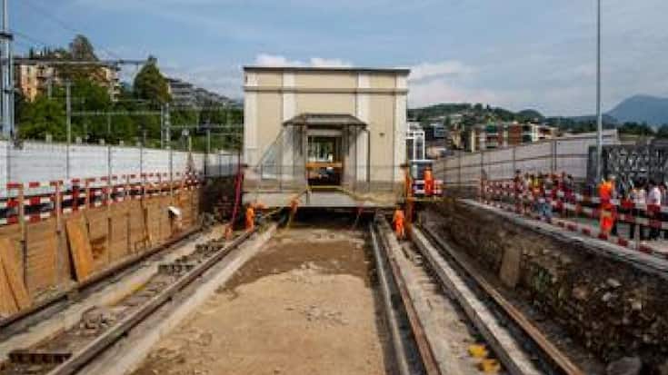 Déplacer de 40 mètres un bâtiment entier de 600 tonnes n'est pas une mince affaire. Les CFF ont réussi à le faire à la gare de Lugano - sur des rails.