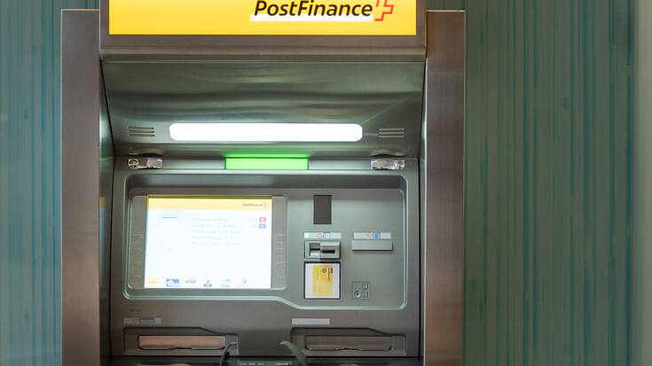Les clients de Postfinance peuvent à nouveau retirer de l'argent aux Postomats (archives).
