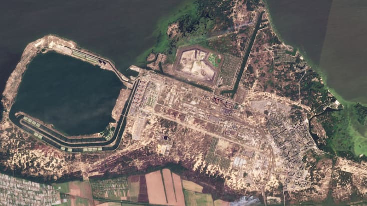 Ce composite d'images satellites prises par Planet Labs PBC montre la fumée s'élevant des feux de la centrale nucléaire de Zaporijjia dans le sud-est de l'Ukraine jeudi. De nouveaux bombardements ont été signalés dans la zone dans la nuit du vendredi.