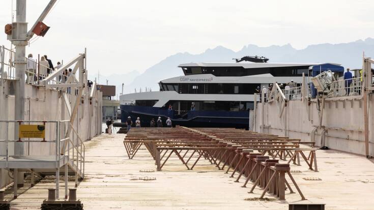 Sorti de son bassin de radoub, le premier Naviexpress n'est pas pour autant complètement terminé. Il reste encore les éléments intérieurs à installer, tels que la pose des sols, les luminaires et les fauteuils.