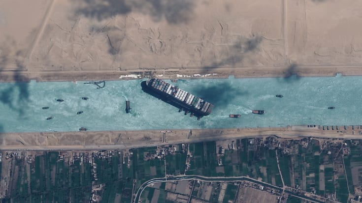 C'est la première fois qu'un navire bloque le canal stratégique depuis l'incident causé par l'Ever Given en 2021. Coincé en travers, il avait bloqué pendant plusieurs jours la voie de circulation entre l'Europe et l'Asie (archives).