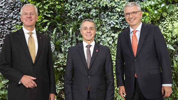 Le président du conseil d'administration de Roche, Christoph Franz, le président de la Confédération, Ignazio Cassis et le directeur général de Roche, Severin Schwan, ont pris part à l'inauguration de la tour 2 du groupe pharma à Bâle.