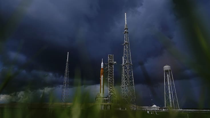 La fusée attend le coup d'envoi au centre spatial Kennedy avant le lancement prévu samedi soir.