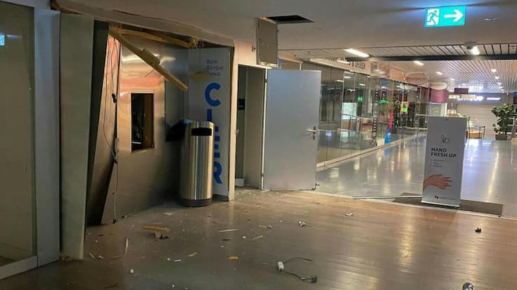 Après être rentrés dans le centre commercial par effraction, les trois malfaiteurs ont dymanité un bancomat, causant d'importants dégâts matériels.