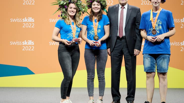 Le conseiller fédéral Guy Parmelin a félicité chaque lauréat des Swiss Skills. Ici, le ministre de l'économie pose avec les fleuristes.