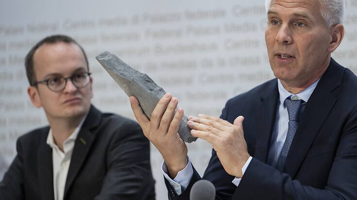 Le patron de la Nagra, Matthias Braun, montre un morceau d'argile à Opalinus lors de la conférence de presse à Berne.