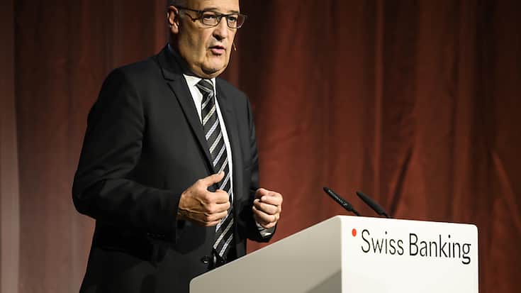 Le conseiller fédéral Guy Parmelin a demandé aux banquiers de soutenir leurs clients et de les aider à traverser la crise.