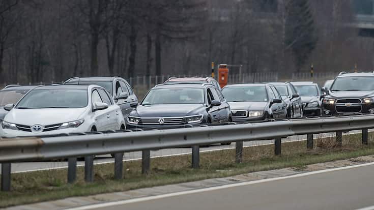 Selon Viasuisse, le nombre de voitures circulant en direction du sud est plus élevé que jamais. Depuis les vacances d'été, il n'y a pratiquement pas eu un seul jour sans embouteillage au Gothard.