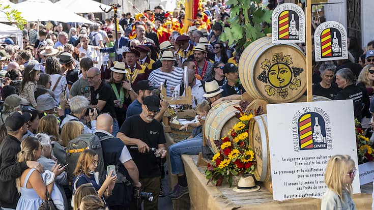 La foule était au rendez-vous pour la Fête des vendanges à Russin (GE) qui signait son grand retour après deux ans d'interruption à cause de la pandémie.