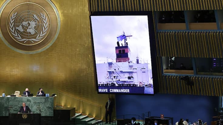 Une image du "Brave Commander", le premier navire à naviguer de l'Ukraine vers la corne de l'Afrique pour transporter des céréales, apparaît à l'écran alors que le Secrétaire général de de l'ONU, Antonio Guterres, ouvre le 77e débat général dans la salle de l'Assemblée générale au siège des l'ONU.