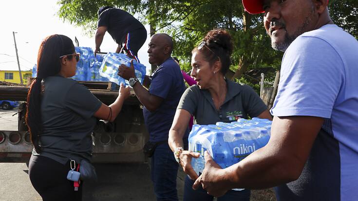 Organisation d'une distribution d'eau après le passage de Fiona à Porto-Rico.