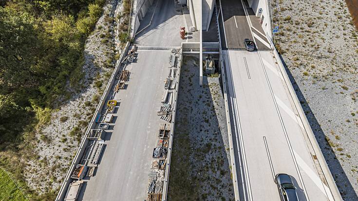 Les premiers véhicules ont pu emprunter le tube nord du tunnel de Viège de l'autoroute A9 vendredi en début d'après-midi. Le tube sud n'est pas encore terminé.