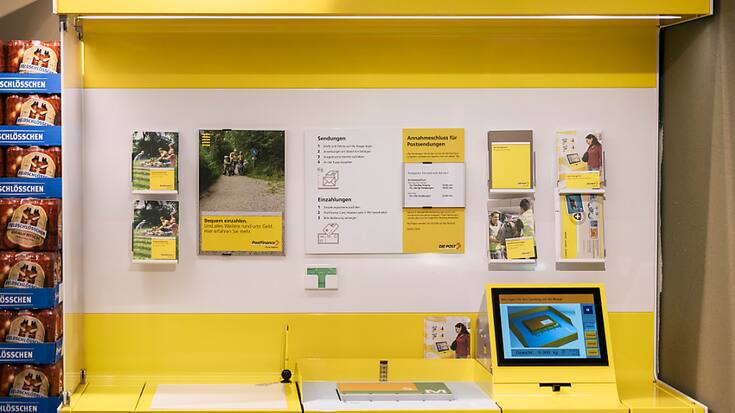 La Poste a annoncé mardi proposer les services de conseils de la Banque Migros dans sept de ses filiales dès octobre. Le géant jaune prévoit en cas de succès d'étendre le concept dans 26 autres filiales du groupe. (KEYSTONE/Christian Beutler)