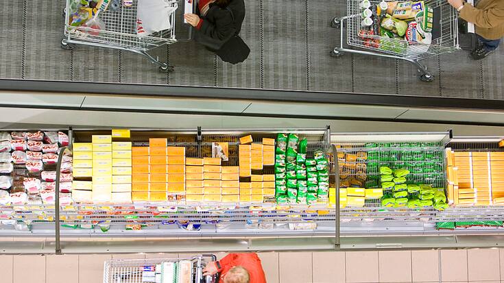 Ces mesures s'ajoutent à la décision de renoncer aux illuminations de Noël et de réduire l'éclairage des enseignes. (KEYSTONE/Alessandro Della Bella)