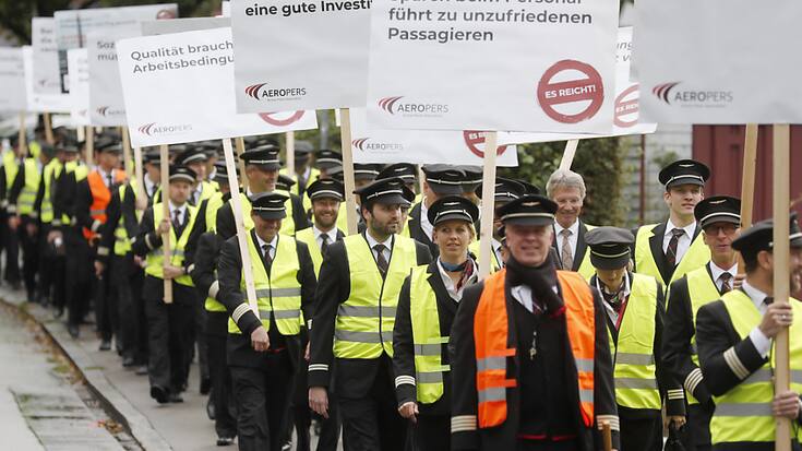Les pilotes de Swiss ont manifesté jeudi à Kloten (ZH). Ils exigent une amélioration de la convention collective de travail (CCT).