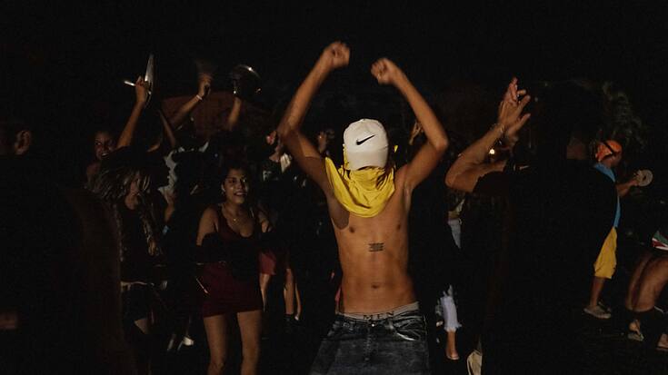 La population a manifesté dans le noir pour réclamer le retour du courant.