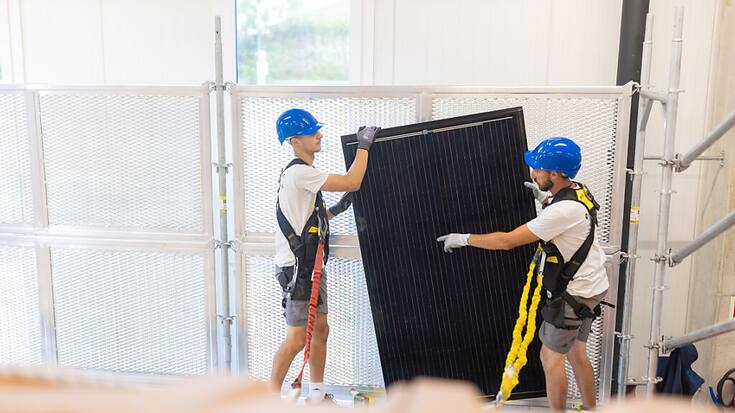 Un panneau solaire pèse 20 kilos et il faut le manipuler à deux sur un toit.